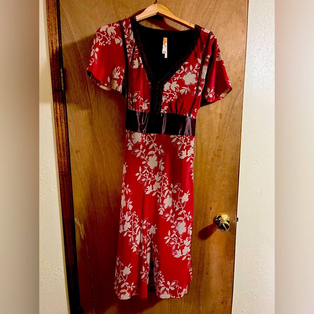 100% Silk dress with floral pattern, accent trim